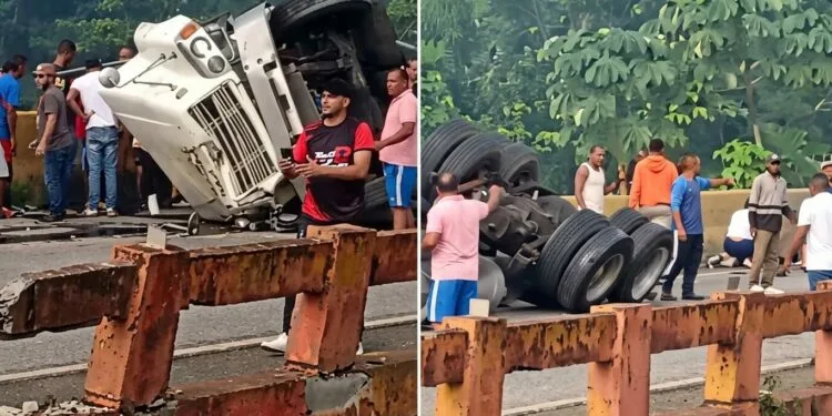 Dos personas resultan heridas tras vuelco de camión en el puente sobre el río Maimón