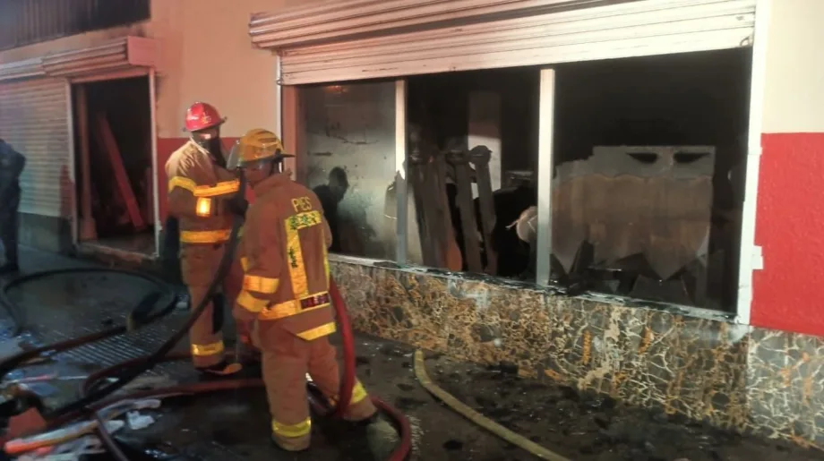 Incendio moviliza a los bomberos en mueblería de Gurabito Incendio moviliza a los bomberos en mueblería de Gurabito