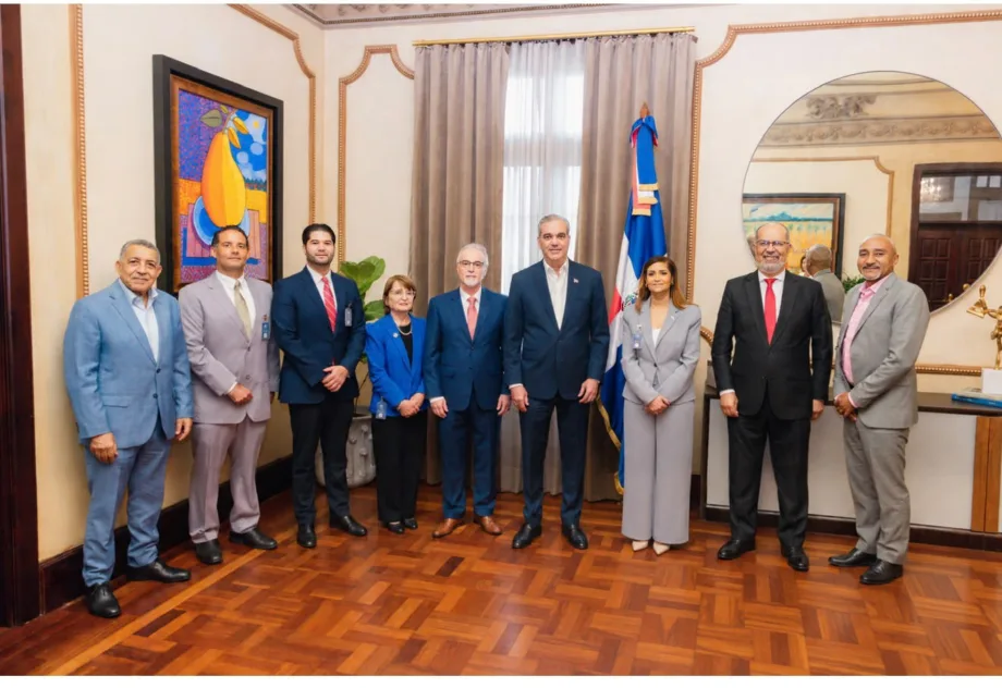 Abinader recibe directiva de ADORA por preparativos de los 100 años de la radio dominicana Abinader recibe directiva de ADORA por preparativos de los 100 años de la radio dominicana
