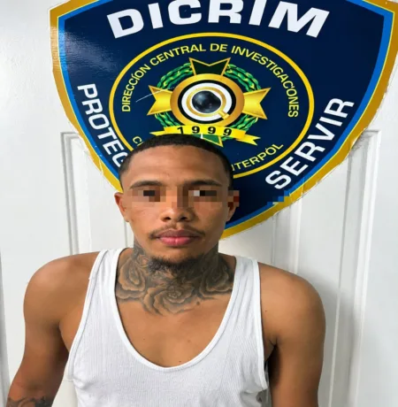 Policía reporta más de 600 porciones de drogas ocupadas y dos pistolas en Monte Plata Policía reporta más de 600 porciones de drogas ocupadas y dos pistolas en Monte Plata