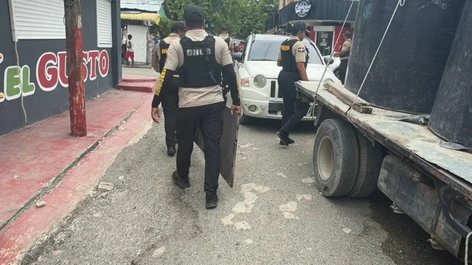 DNCD desmantela puntos de drogas en Azua y apresa a 11 personas DNCD desmantela puntos de drogas en Azua y apresa a 11 personas