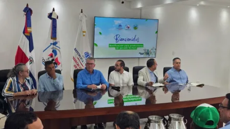 Gobierno entrega RD$30 millones para tecnificar riego de productores lecheros