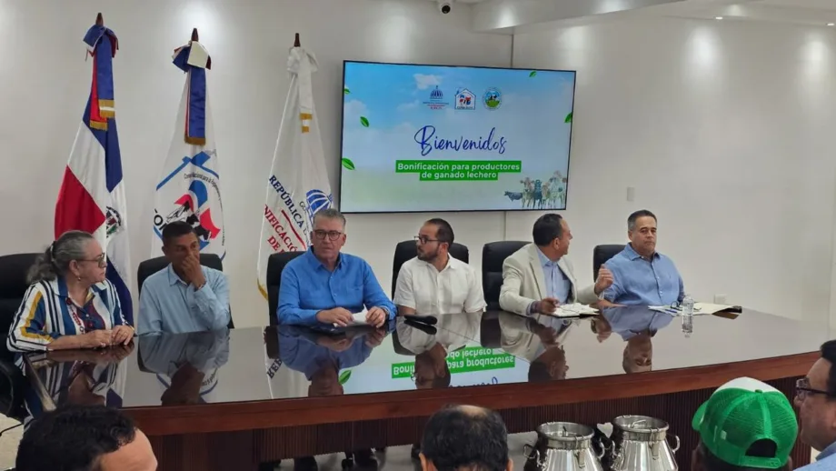 Gobierno entrega RD$30 millones para tecnificar riego de productores lecheros Gobierno entrega RD$30 millones para tecnificar riego de productores lecheros