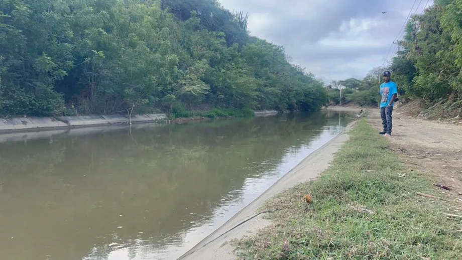 Buscan a hombre desaparecido tras ser visto bañándose en canal de riego en Santiago Oeste