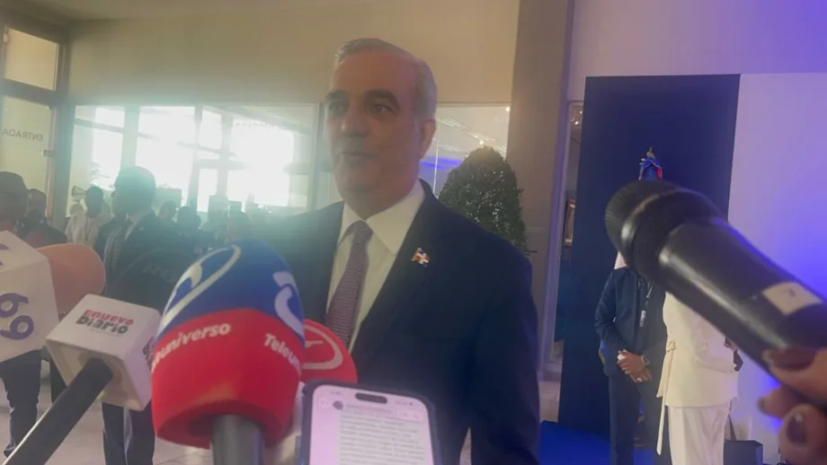 Abinader promete justicia y apoyo a familiares de Josnely Álvarez Abinader promete justicia y apoyo a familiares de Josnely Álvarez