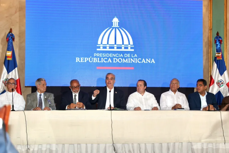 Abinader destaca labor de Comisión de Veeduría en 2026