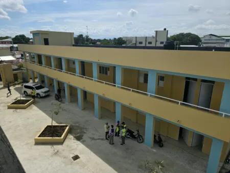 Autoridades supervisan escuela en Dajabón y exigen agilizar