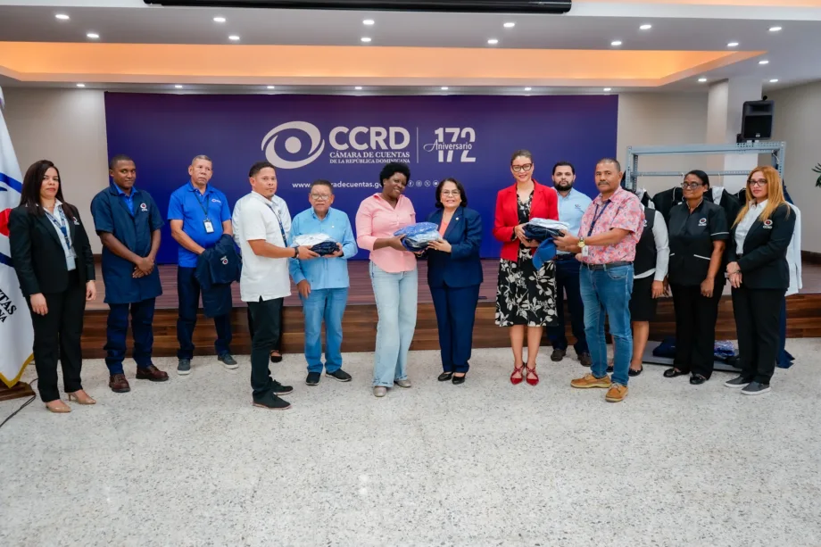 Cámara de Cuentas entrega nuevos uniformes y equipos