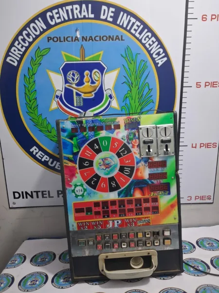 Policía ocupa pistolas y máquinas tragamonedas