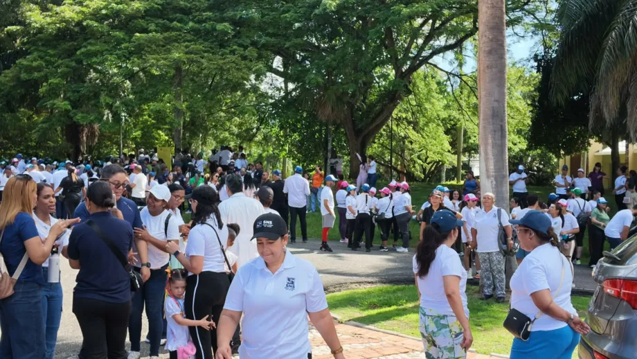 Caminata por la salud mental reúne a cientos
