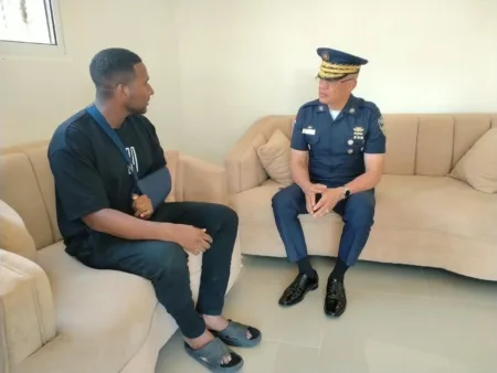 Director de la Policía visita a cabo herido en Villa Mella