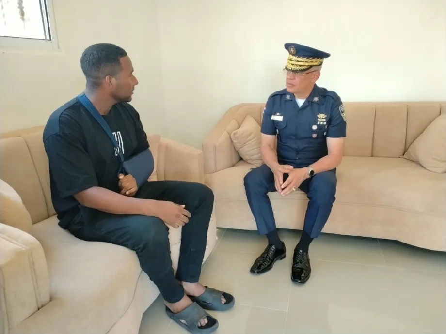 Director de la Policía visita a cabo herido en Villa Mella