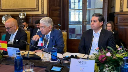 Estrella destaca inversiones en transporte durante cumbre