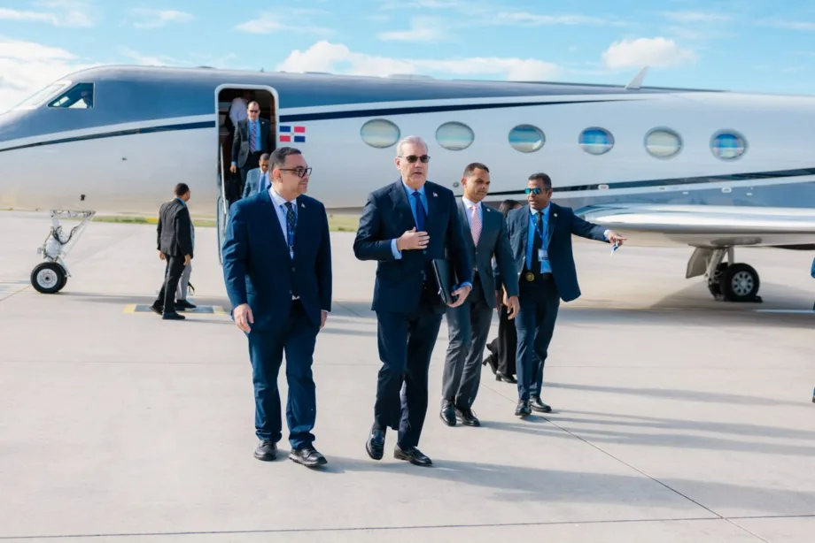 Luis Abinader llega a Praga para el Forum 2000