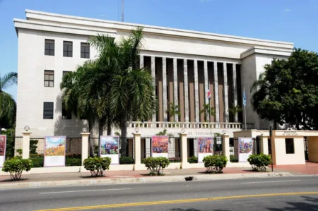 Ministerio de Educación evaluará necesidades en Azua 1
