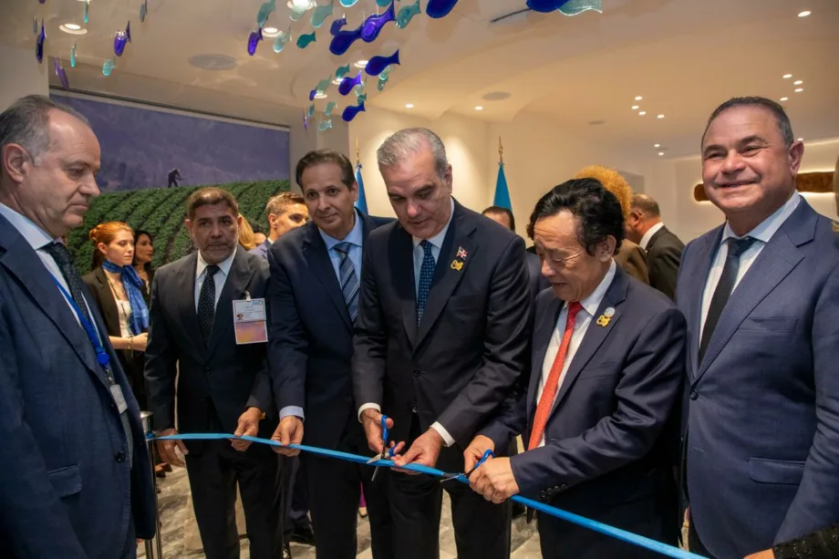 Abinader inaugura salón dominicano en la FAO y reafirma