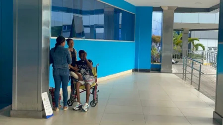 Huelga médica deja pacientes sin atención en Santiago