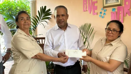 Héctor Acosta dona RD$100 mil al Hogar de Ancianos