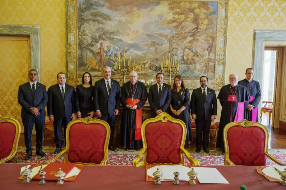 Víctor Suárez acompaña a Abinader en el Vaticano
