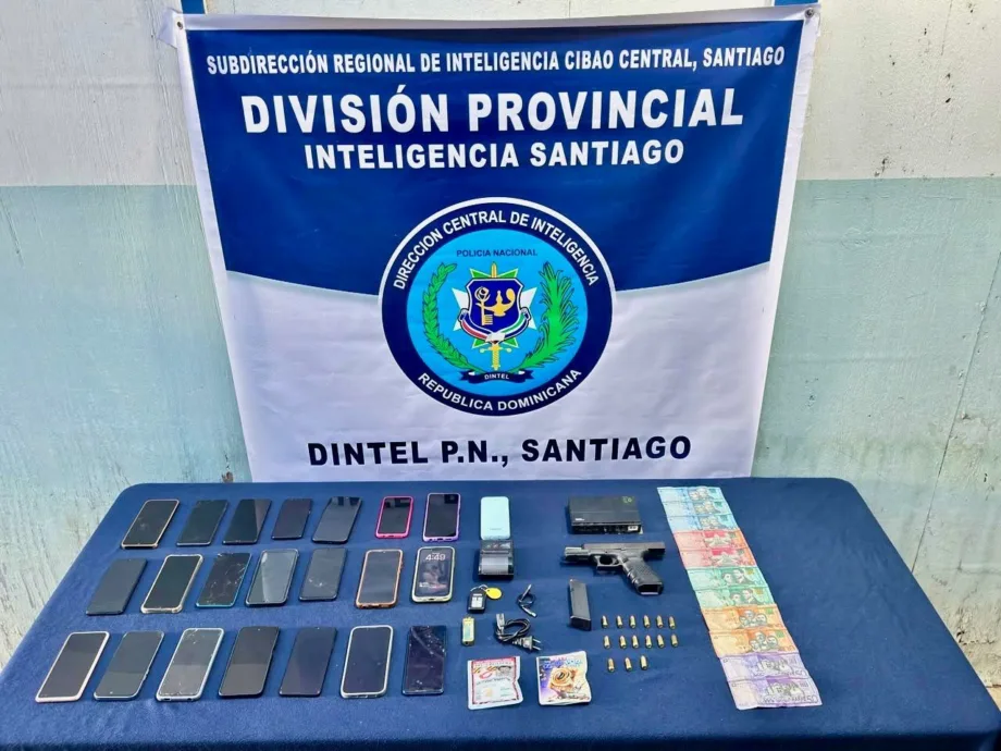 Ocupan pistola y 21 celulares durante allanamiento