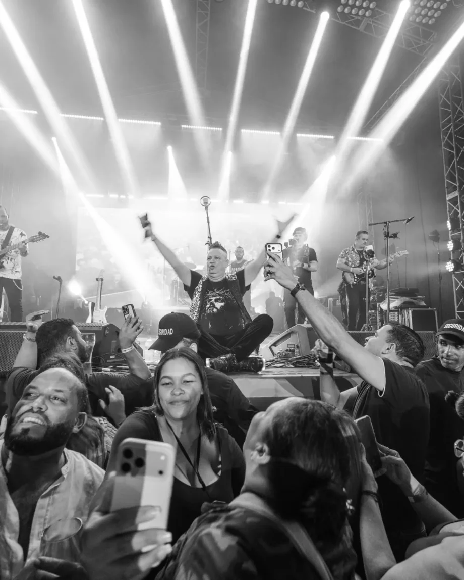 Aljadaqui enciende el Oktober Fest de Santiago ante 3,000 personas