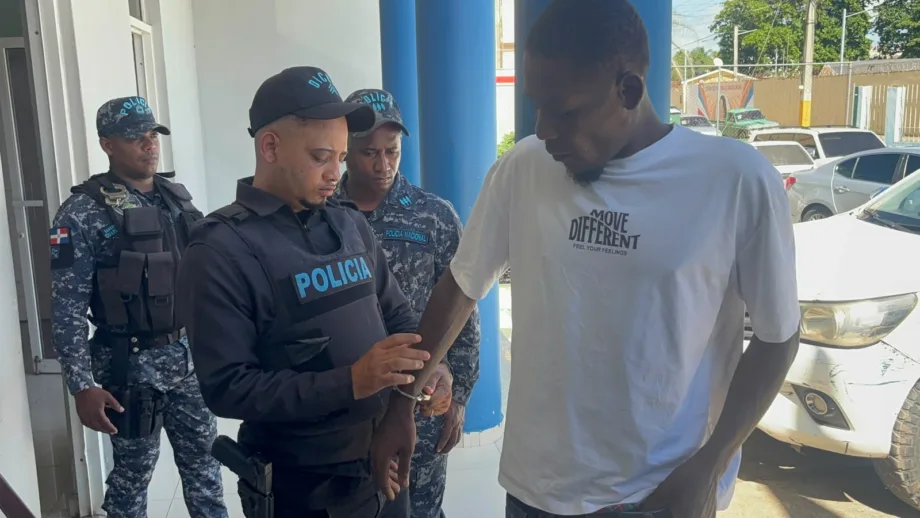 Joven buscado por robo de ganado se entrega a la Policía en Bayaguana