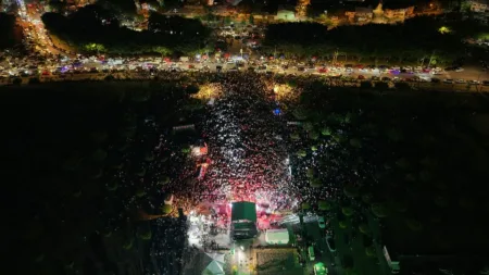 Miles de personas llenan el Faro a Colón durante segunda edición de “La Peñita”