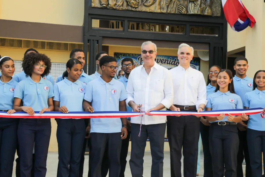 Abinader inaugura ampliación del Centro Educativo San Vicente de Paúl en Los Mina, que beneficiará a más de 2,000 estudiantes