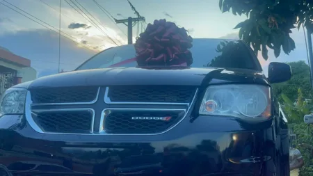 Ala Jaza conmueve a Santiago al regalar un minibús a las hermanas de cristal