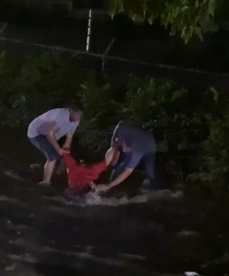 Mujer por poco cae en una alcantarilla destapada tras fuertes lluvias en Santiago