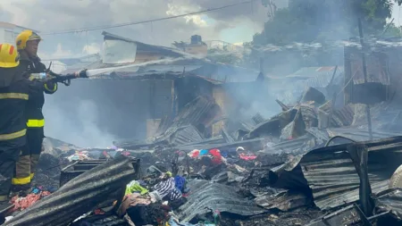 Incendio reduce a cenizas cuatro viviendas en Pueblo Nuevo de Santiago