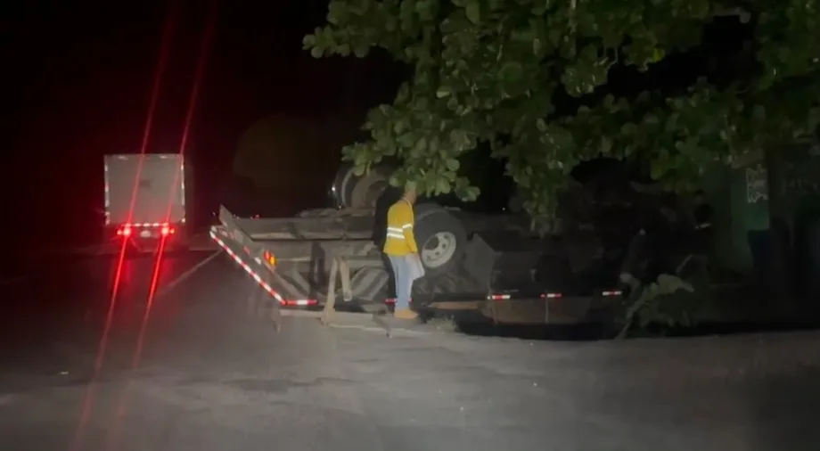 Camión cargado se vuelca en autopista duarte; chofer y ayudante resultan heridos
