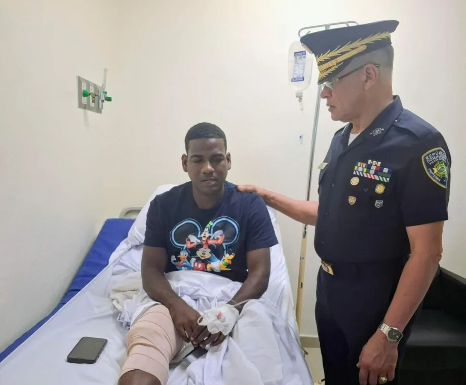 Director de la Policía Nacional visita a agente DIGESETT herido durante intento de asalto en Santo Domingo Este