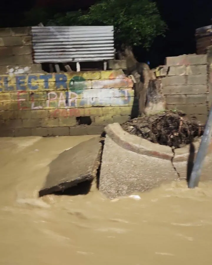 Inundaciones en Santiago afectan viviendas y calles por segundo día consecutivo