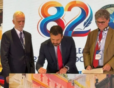 El alcalde de Bogotá firma las declaraciones de Chapultepec y Salta II en inicio de la Asamblea General de la SIP