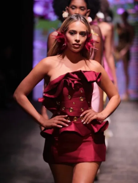 Leli Hernández luce un diseño borgoña de Tiffany Fermín Díaz en RDFW 2026