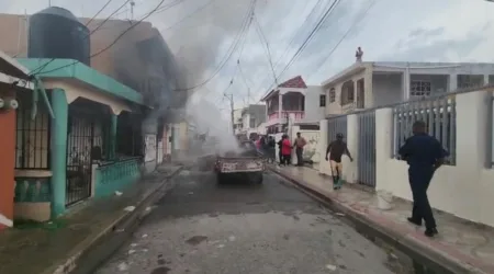 Incendio destruye camioneta y afecta vivienda en Santiago Oeste; denuncian tardanza de los bomberos Incendio destruye camioneta y afecta vivienda en Santiago Oeste; denuncian tardanza de los bomberos