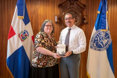 Rector de la UASD recibe a la escritora Isabel Rauber previo a la puesta en circulación de su libro “Geopolítica del poder”