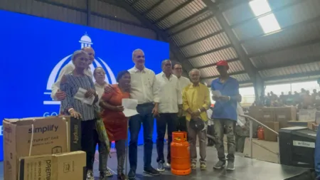 Abinader busca sacar a 4,000 familias de los fogones de leña y frenar la tala de árboles en Santiago