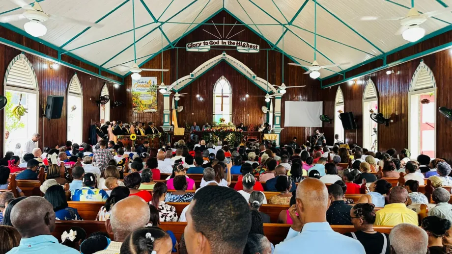 Nelson Núñez participa en la tradicional Fiesta de la Cosecha en la iglesia San Peter de Samaná