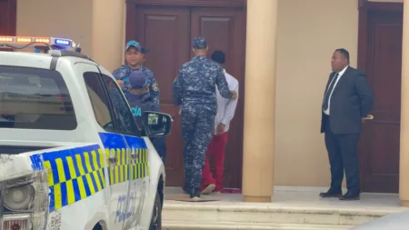 Aplazan para el miércoles medida contra menor acusado de matar a sargento del Dicrim en Santiago