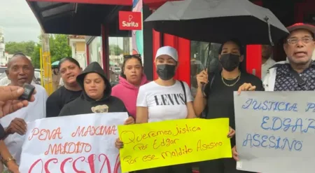 Familiares de joven que murió tras recibir disparo en lacabeza de su cuñado protestan frente al Palacio de Justicia de SFM