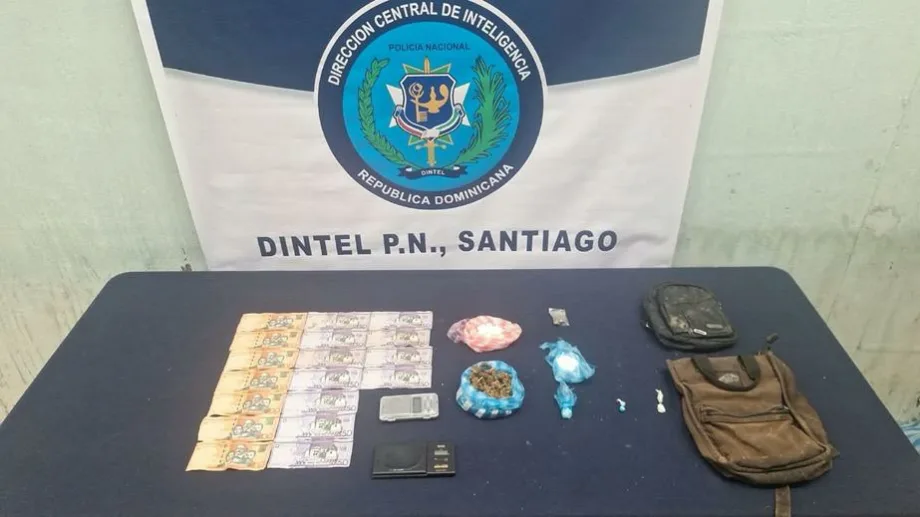 Policía arresta a cinco personas y ocupa drogas y armas en Santiago