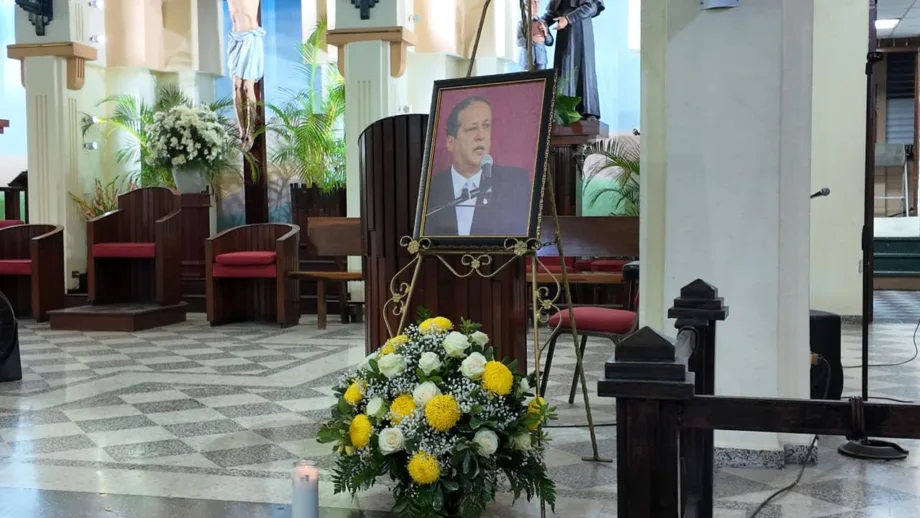 Sigfrido Pared Pérez recuerda trayectoria política de su hermano Reinaldo durante misa conmemorativa del 5to aniversario de su fallecimiento