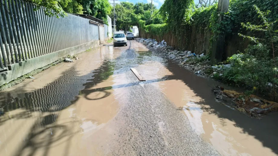 Calles de la zona industrial de Herrera permanecen anegadas tras las lluvias
