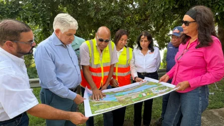 Eduardo Estrella supervisa trabajos en Punta Balandra y advierte que obra no puede paralizarse por desacuerdos con propietarios