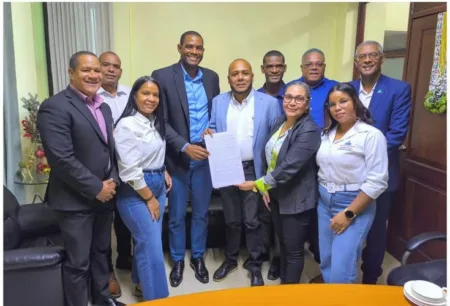 CoopCandelaria y Regional 17 de Educación firman convenio para fortalecer la formación estudiantil en Monte Plata