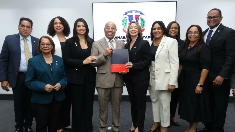 Cámara de Diputados conforma comisión para estudiar la Ley Mirabal, propuesta por Kimberly Taveras