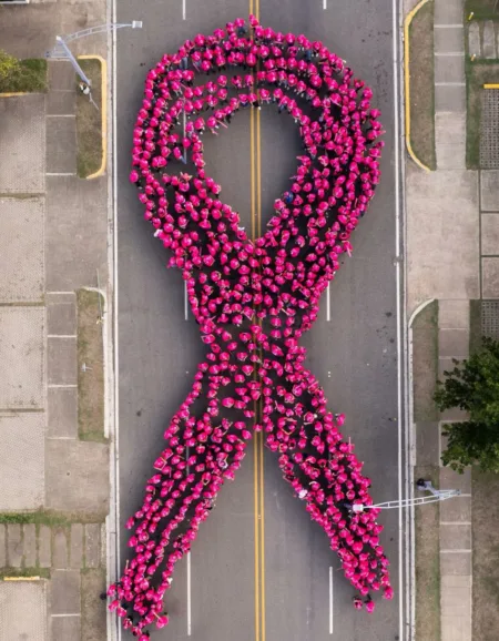 Más de 1,100 personas forman gran lazo humano en Santiago para promover prevención del cáncer de mama