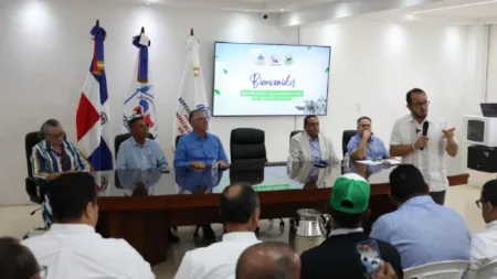Gobierno entrega RD$30 millones en bonos para tecnificar riego a 17 productores de leche